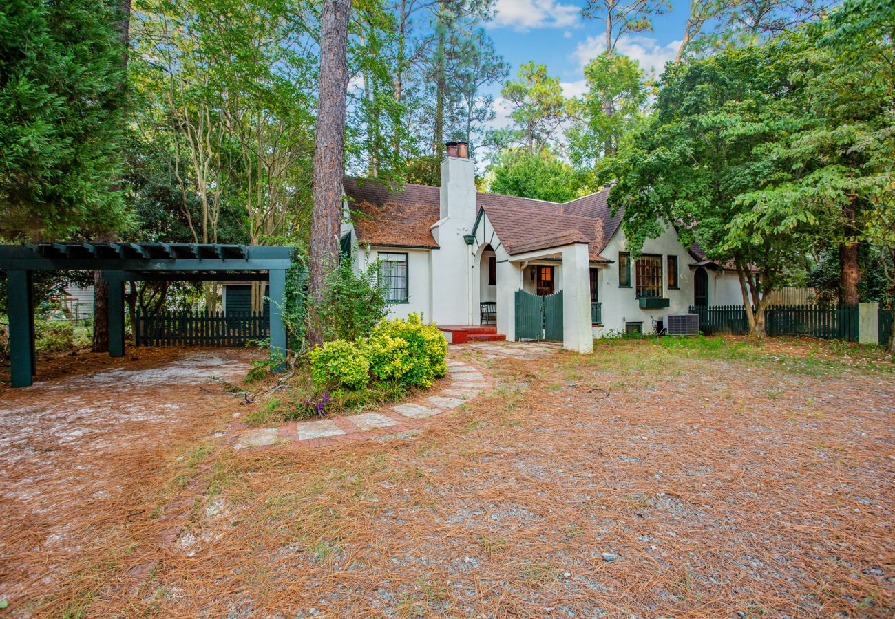 Cottage in Southern Pines - The Tudor Cottage
